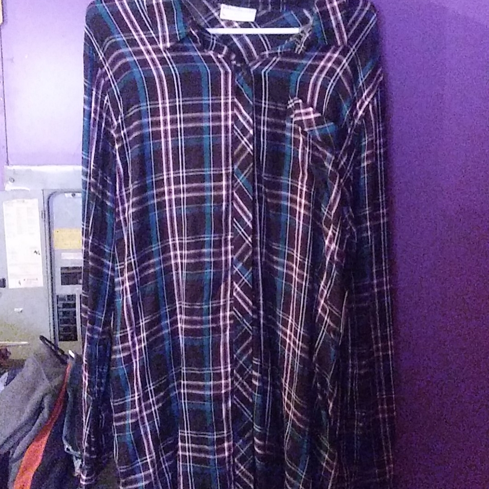 Womans long sleeve plaided button down shirt